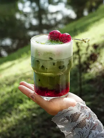 Minuman matcha berlapis disajikan di tangan