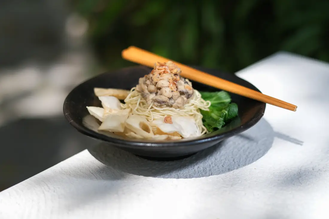 Semangkuk Mee Mertua, resep nenek, dengan sumpit di atasnya