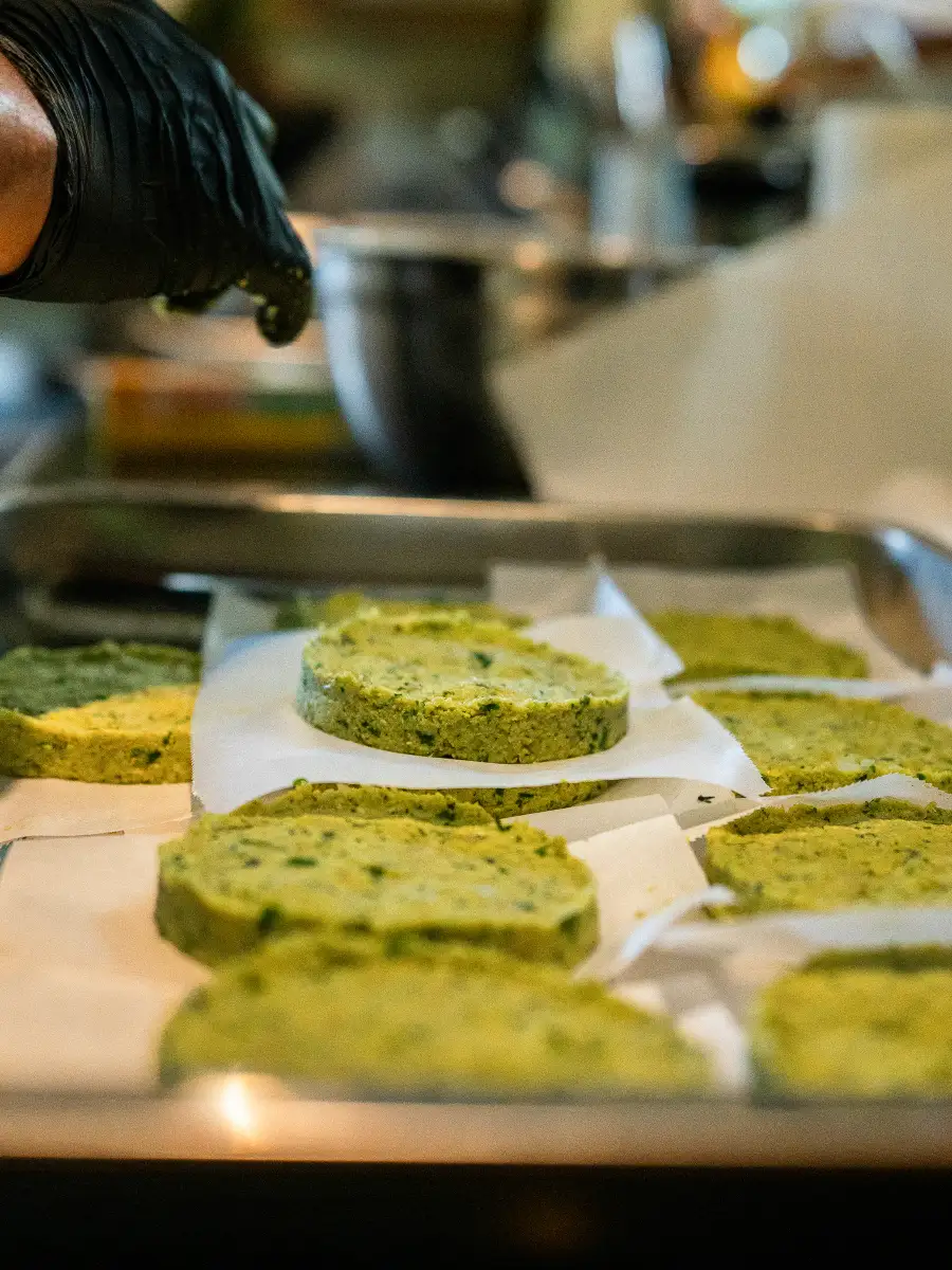 Kue pandan buatan sendiri di loyang di dapur Banyoo