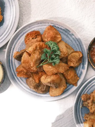 Beberapa piring untuk berbagi di meja Banyoo, dengan dua macam saus cocol