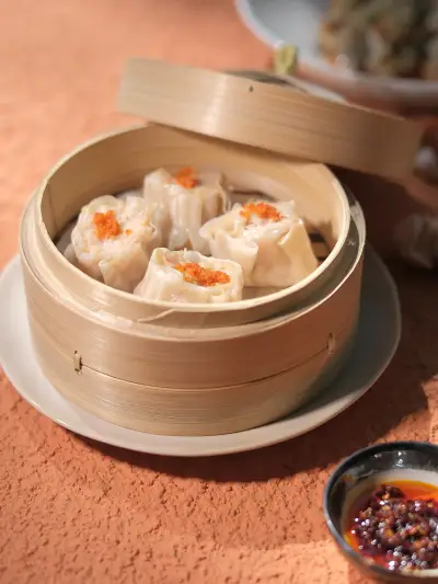 Siew Mai kukus dalam keranjang bambu