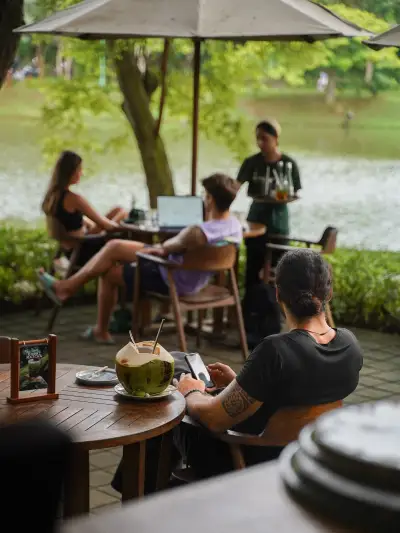 Meja-meja di bawah pepohonan di Banyoo, menghadap ke danau